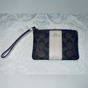 NWOT Coach Corner Zip Leather Wristlet with White Accent Stripe